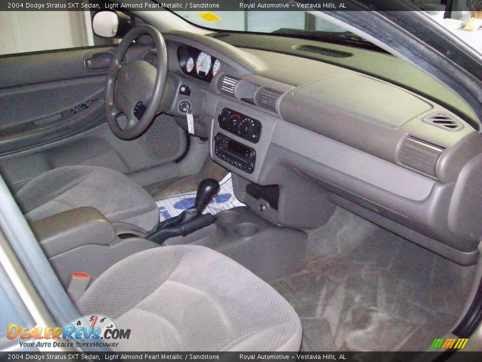 2004 Dodge Stratus SXT Sedan Light Almond Pearl Metallic / Sandstone Photo #25