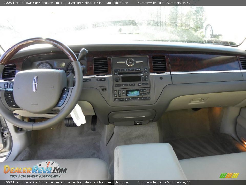 2009 Lincoln Town Car Signature Limited Silver Birch Metallic / Medium Light Stone Photo #3