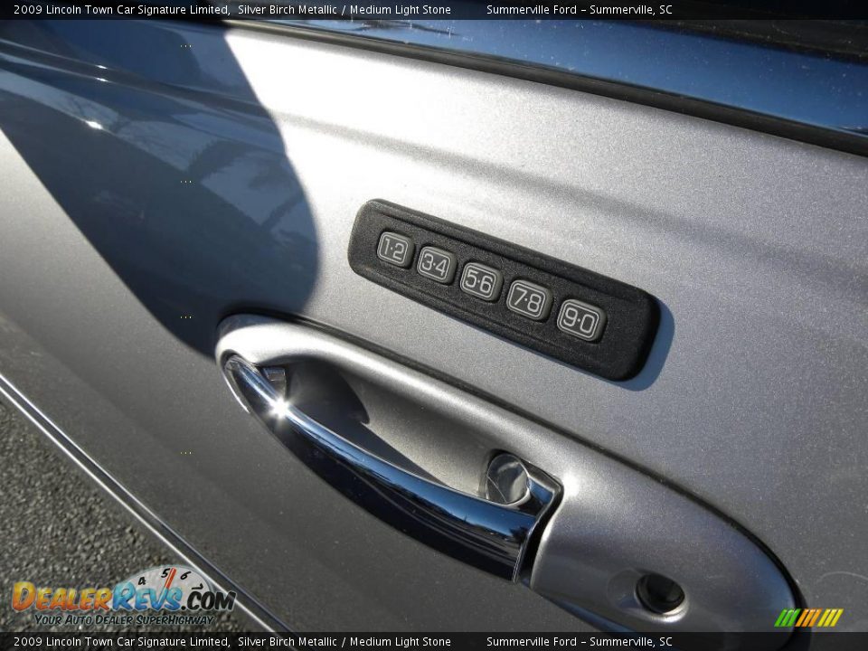 2009 Lincoln Town Car Signature Limited Silver Birch Metallic / Medium Light Stone Photo #17