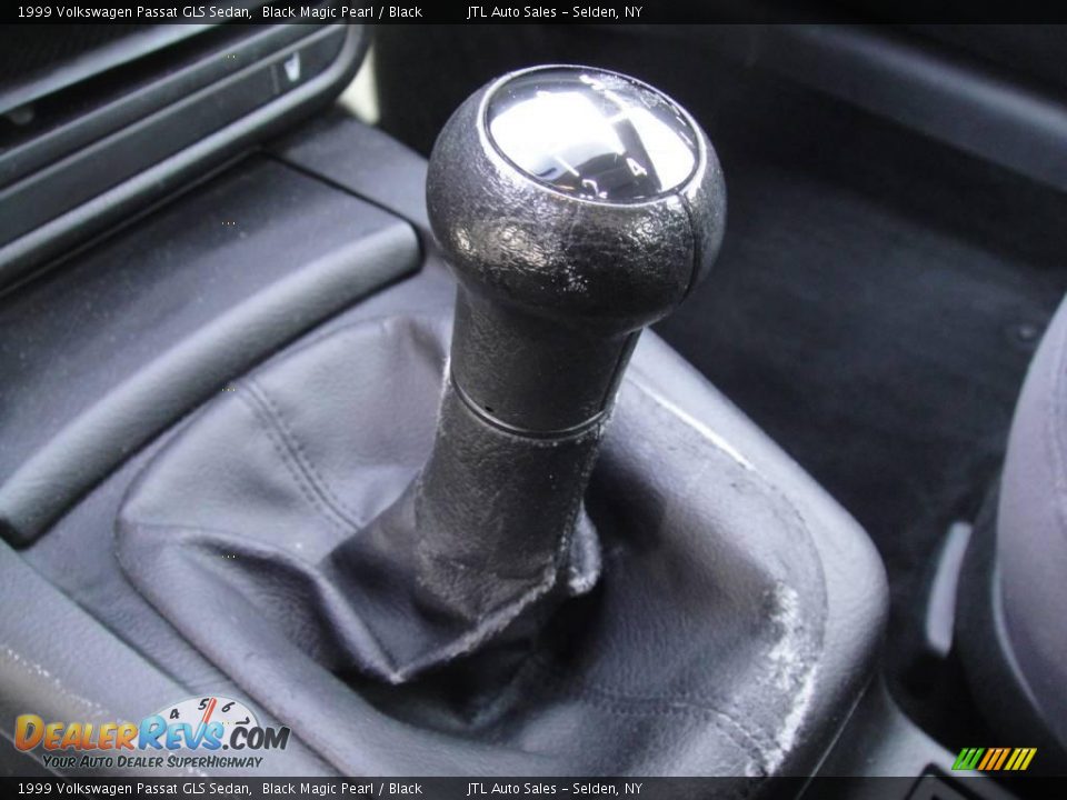 1999 Volkswagen Passat GLS Sedan Black Magic Pearl / Black Photo #15