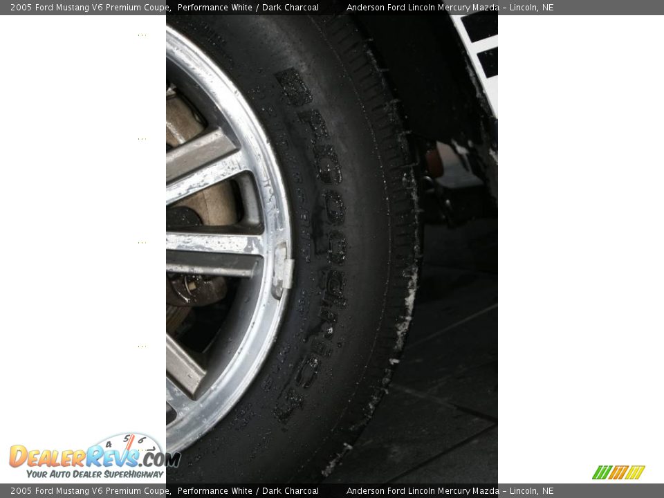 2005 Ford Mustang V6 Premium Coupe Performance White / Dark Charcoal Photo #13