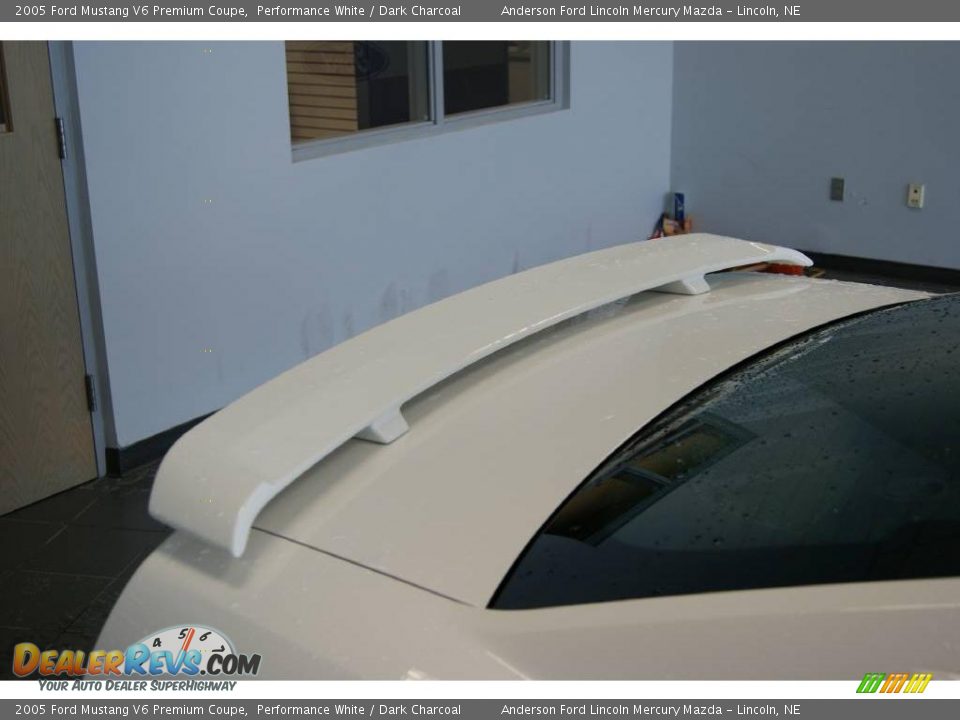 2005 Ford Mustang V6 Premium Coupe Performance White / Dark Charcoal Photo #21
