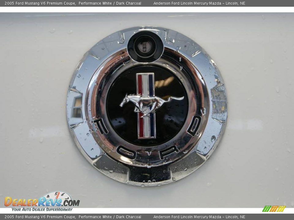 2005 Ford Mustang V6 Premium Coupe Performance White / Dark Charcoal Photo #23