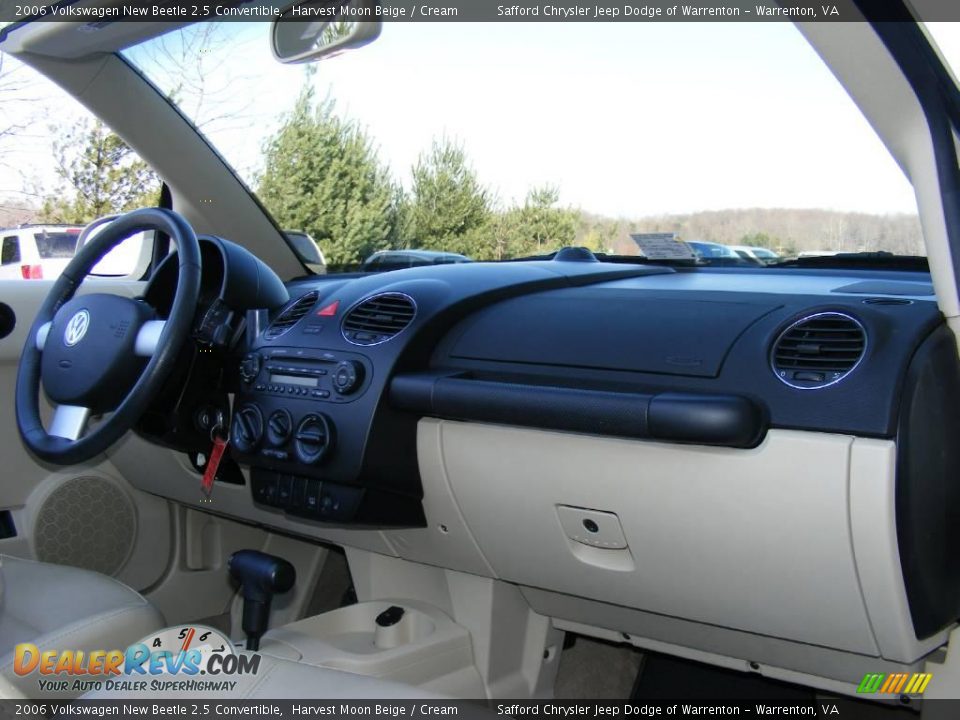 2006 Volkswagen New Beetle 2.5 Convertible Harvest Moon Beige / Cream Photo #21
