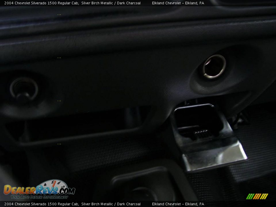 2004 Chevrolet Silverado 1500 Regular Cab Silver Birch Metallic / Dark Charcoal Photo #30