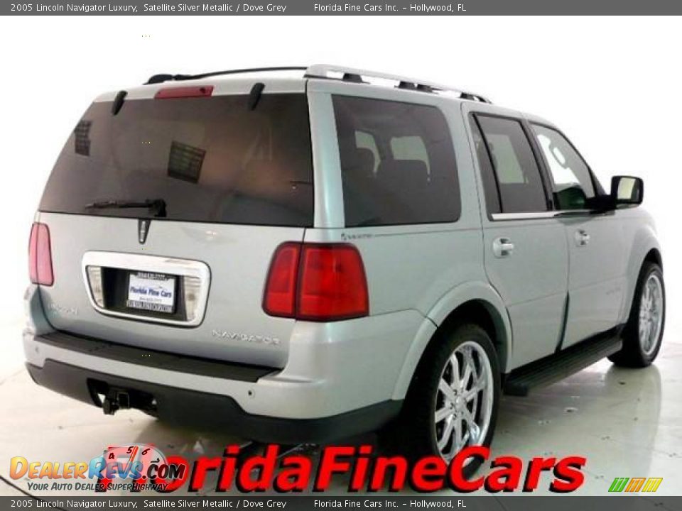 2005 Lincoln Navigator Luxury Satellite Silver Metallic / Dove Grey Photo #2
