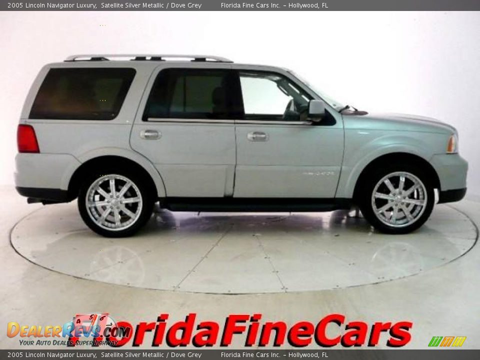 2005 Lincoln Navigator Luxury Satellite Silver Metallic / Dove Grey Photo #4
