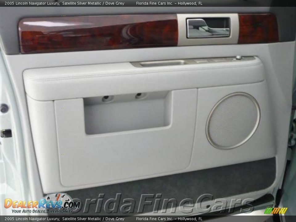 2005 Lincoln Navigator Luxury Satellite Silver Metallic / Dove Grey Photo #11