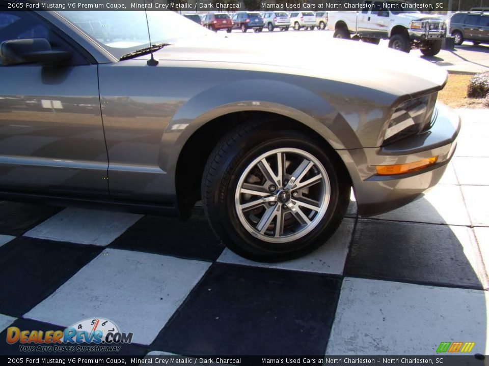 2005 Ford Mustang V6 Premium Coupe Mineral Grey Metallic / Dark Charcoal Photo #28