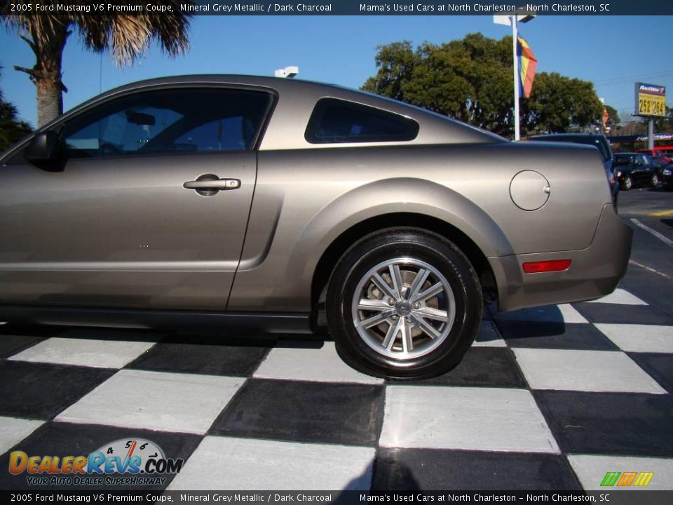 2005 Ford Mustang V6 Premium Coupe Mineral Grey Metallic / Dark Charcoal Photo #30