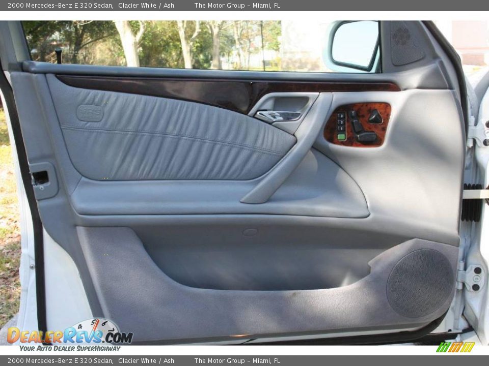 2000 Mercedes-Benz E 320 Sedan Glacier White / Ash Photo #25