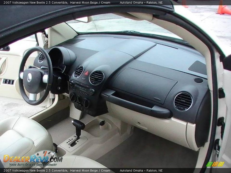 2007 Volkswagen New Beetle 2.5 Convertible Harvest Moon Beige / Cream Photo #10