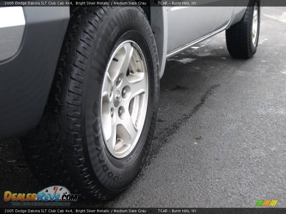 2005 Dodge Dakota SLT Club Cab 4x4 Bright Silver Metallic / Medium Slate Gray Photo #11