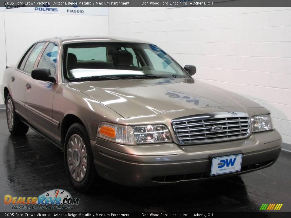 2005 Ford Crown Victoria Arizona Beige Metallic / Medium Parchment Photo #1