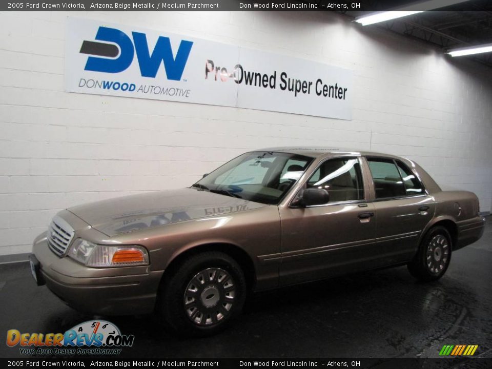 2005 Ford Crown Victoria Arizona Beige Metallic / Medium Parchment Photo #2