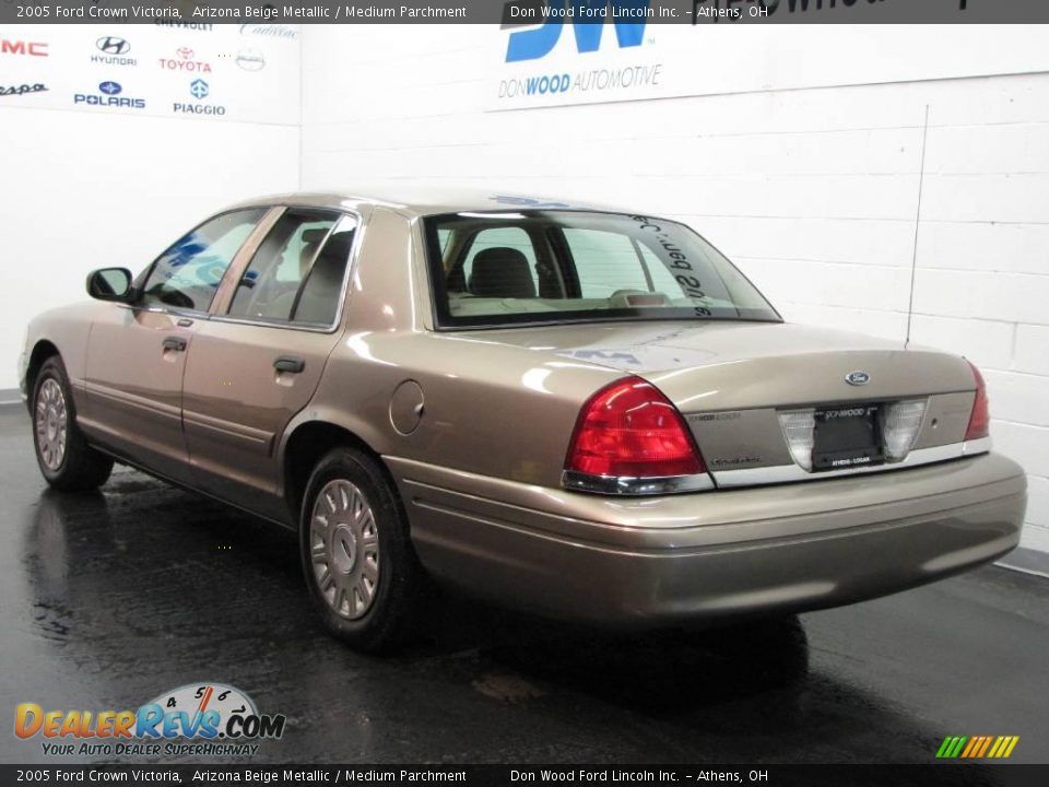 2005 Ford Crown Victoria Arizona Beige Metallic / Medium Parchment Photo #3