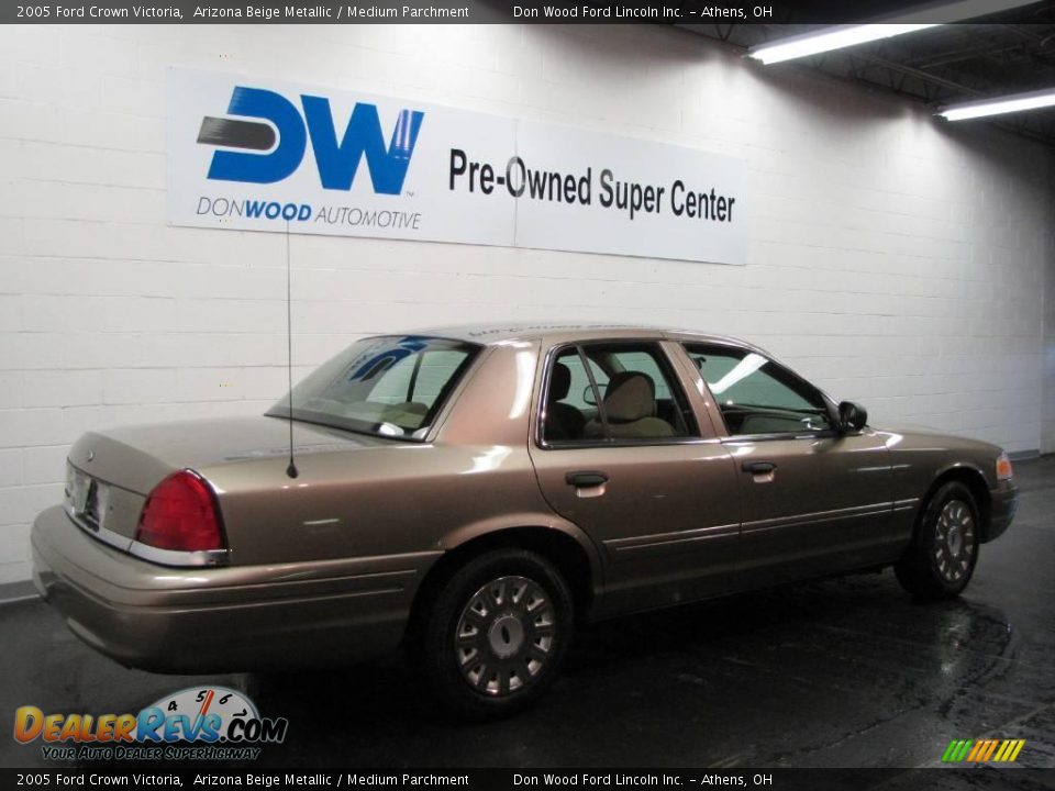 2005 Ford Crown Victoria Arizona Beige Metallic / Medium Parchment Photo #4