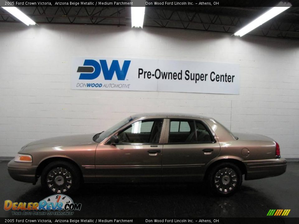 2005 Ford Crown Victoria Arizona Beige Metallic / Medium Parchment Photo #5