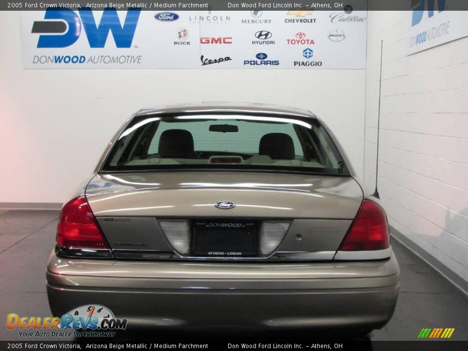 2005 Ford Crown Victoria Arizona Beige Metallic / Medium Parchment Photo #7