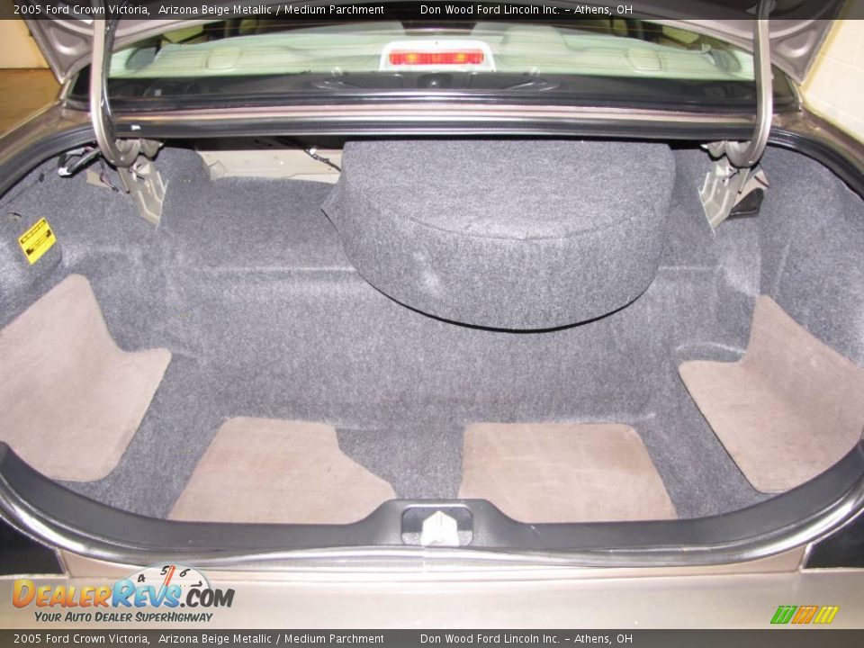 2005 Ford Crown Victoria Arizona Beige Metallic / Medium Parchment Photo #8