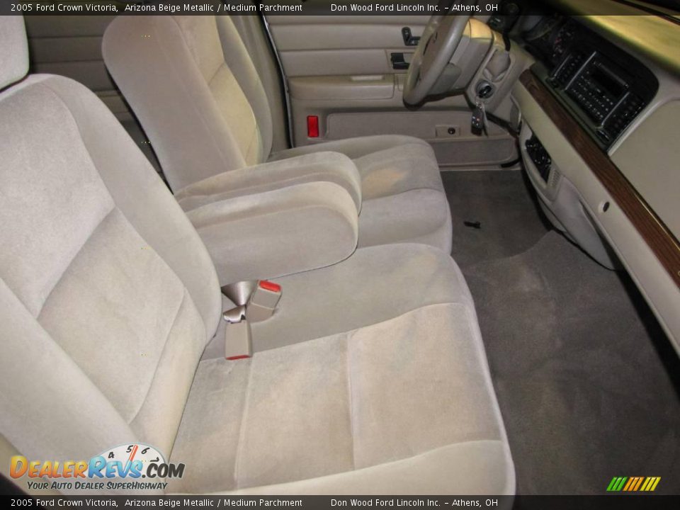 2005 Ford Crown Victoria Arizona Beige Metallic / Medium Parchment Photo #11