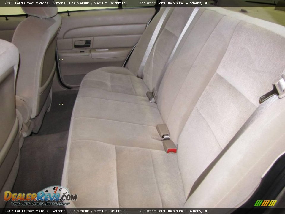 2005 Ford Crown Victoria Arizona Beige Metallic / Medium Parchment Photo #12