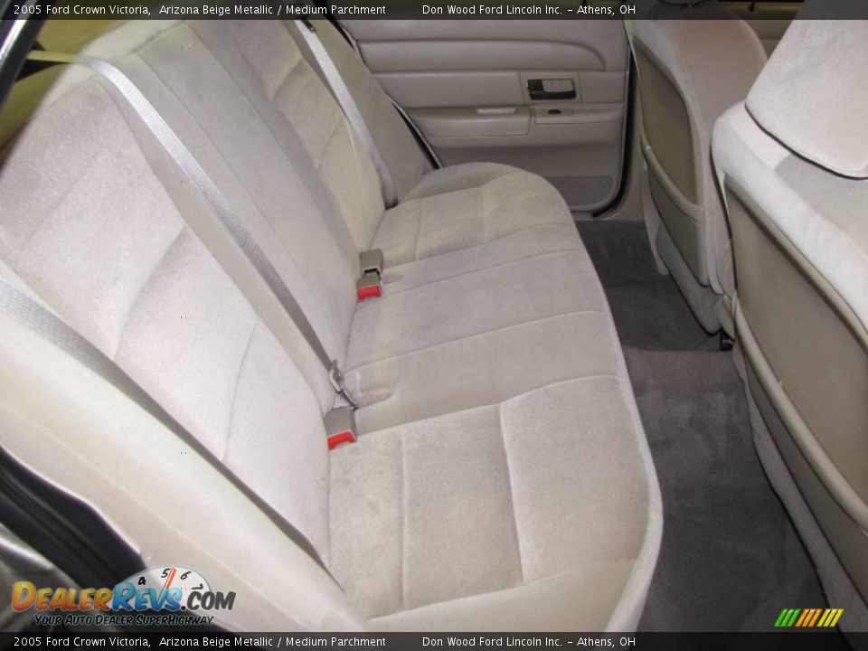 2005 Ford Crown Victoria Arizona Beige Metallic / Medium Parchment Photo #13