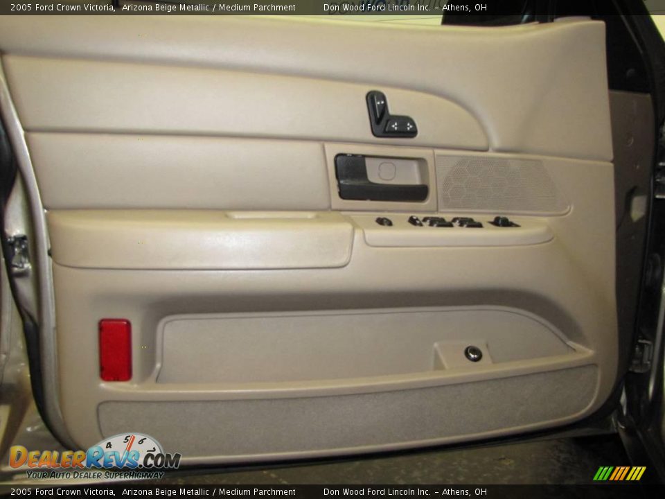 2005 Ford Crown Victoria Arizona Beige Metallic / Medium Parchment Photo #14