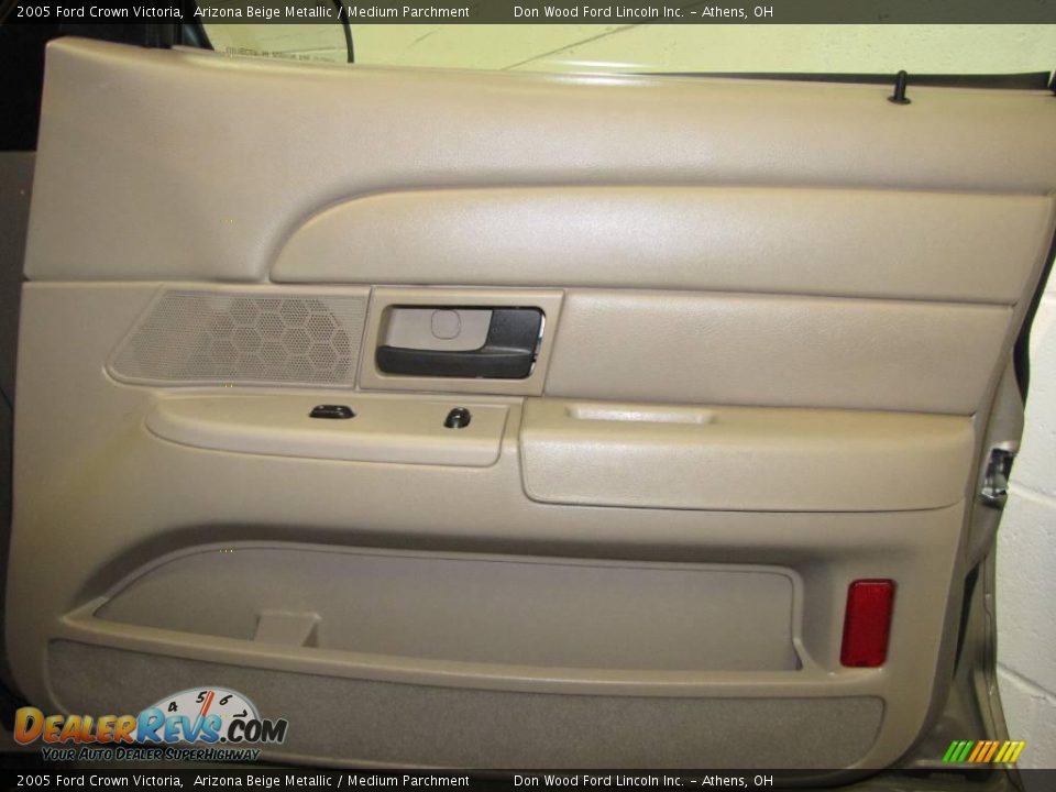 2005 Ford Crown Victoria Arizona Beige Metallic / Medium Parchment Photo #15