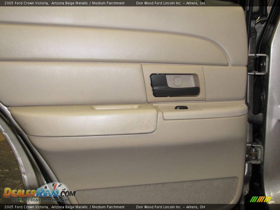 2005 Ford Crown Victoria Arizona Beige Metallic / Medium Parchment Photo #16