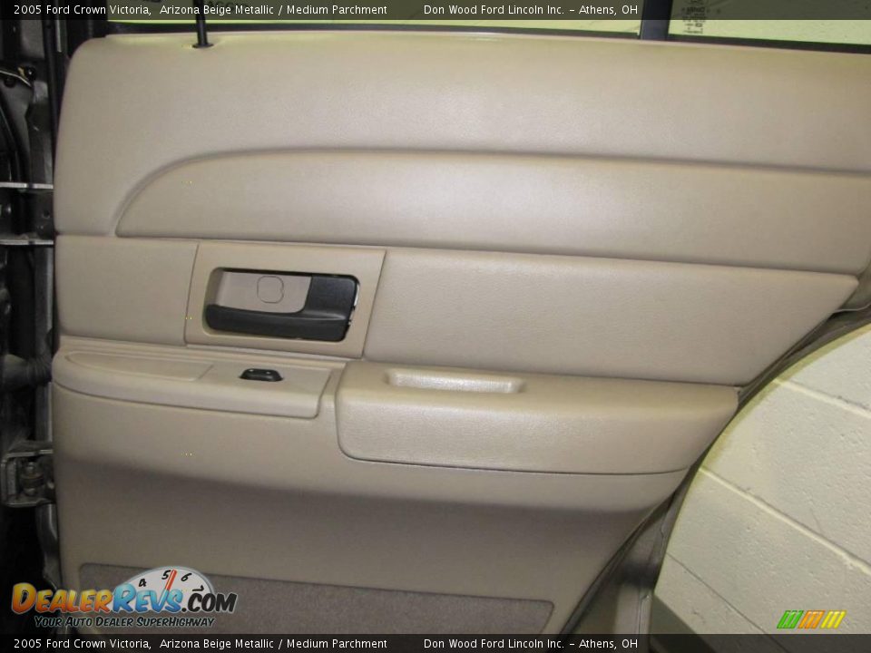2005 Ford Crown Victoria Arizona Beige Metallic / Medium Parchment Photo #17