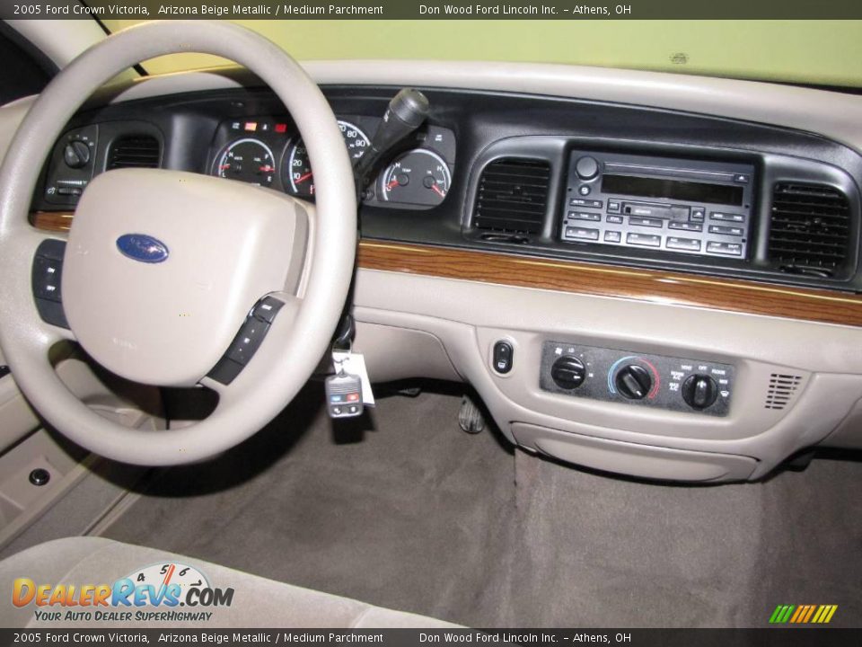 2005 Ford Crown Victoria Arizona Beige Metallic / Medium Parchment Photo #18