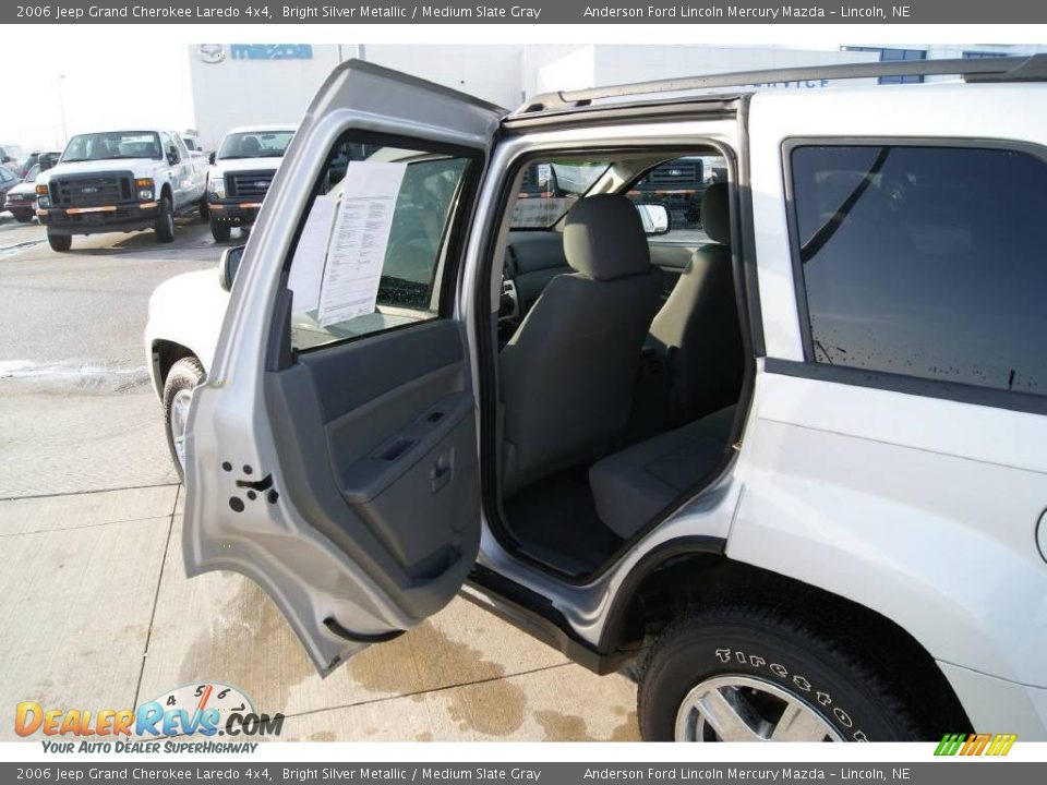 2006 Jeep Grand Cherokee Laredo 4x4 Bright Silver Metallic / Medium Slate Gray Photo #30