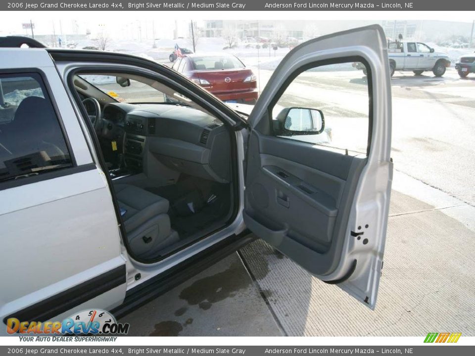 2006 Jeep Grand Cherokee Laredo 4x4 Bright Silver Metallic / Medium Slate Gray Photo #32