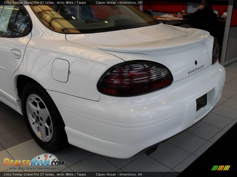 2001 Pontiac Grand Prix GT Sedan Arctic White / Taupe Photo #9