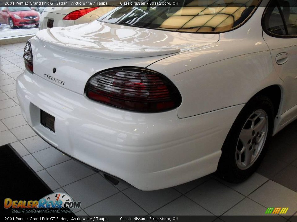 2001 Pontiac Grand Prix GT Sedan Arctic White / Taupe Photo #10
