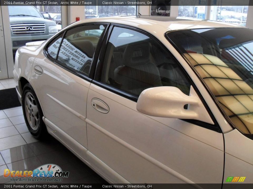 2001 Pontiac Grand Prix GT Sedan Arctic White / Taupe Photo #11