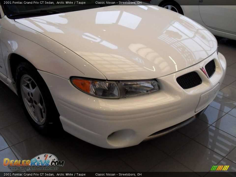 2001 Pontiac Grand Prix GT Sedan Arctic White / Taupe Photo #12