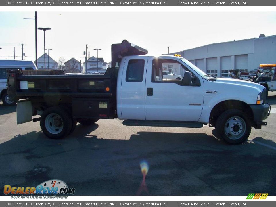 2004 Ford F450 Super Duty XL SuperCab 4x4 Chassis Dump Truck Oxford White / Medium Flint Photo #4