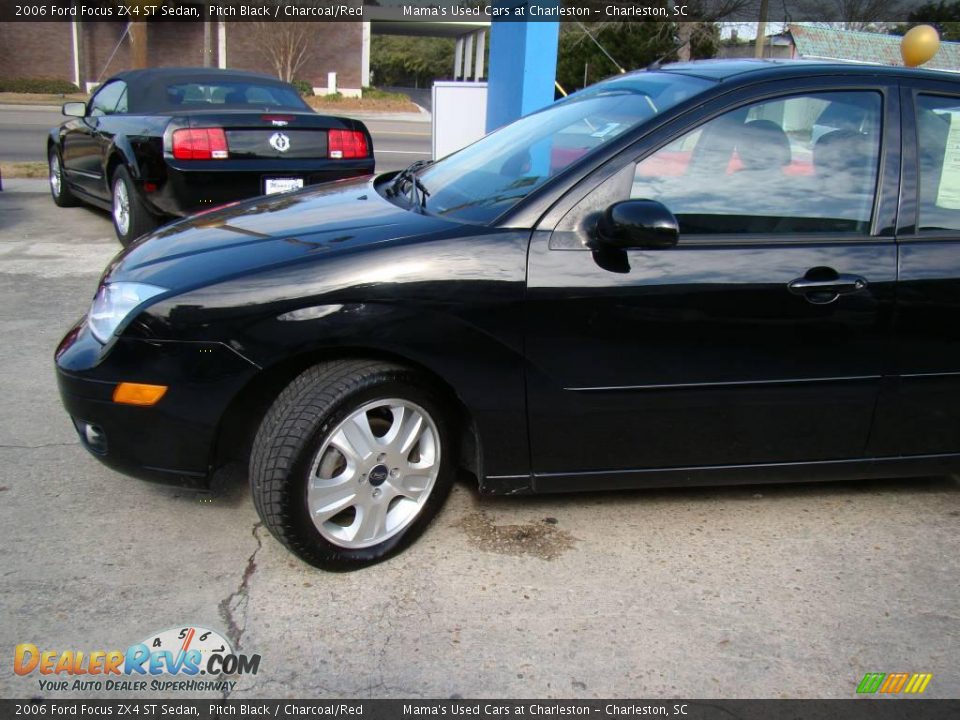 2006 Ford Focus ZX4 ST Sedan Pitch Black / Charcoal/Red Photo #31