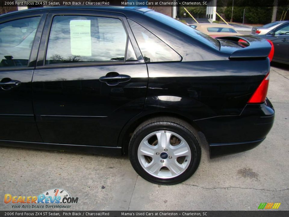 2006 Ford Focus ZX4 ST Sedan Pitch Black / Charcoal/Red Photo #32