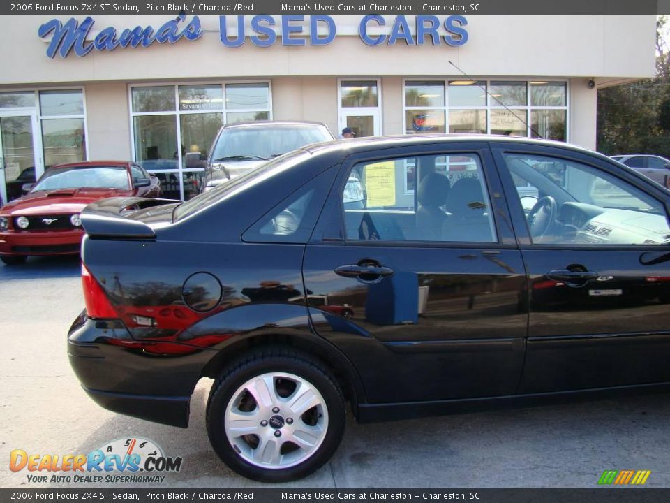 2006 Ford Focus ZX4 ST Sedan Pitch Black / Charcoal/Red Photo #33