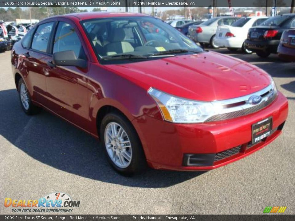 2009 Ford Focus SE Sedan Sangria Red Metallic / Medium Stone Photo #8