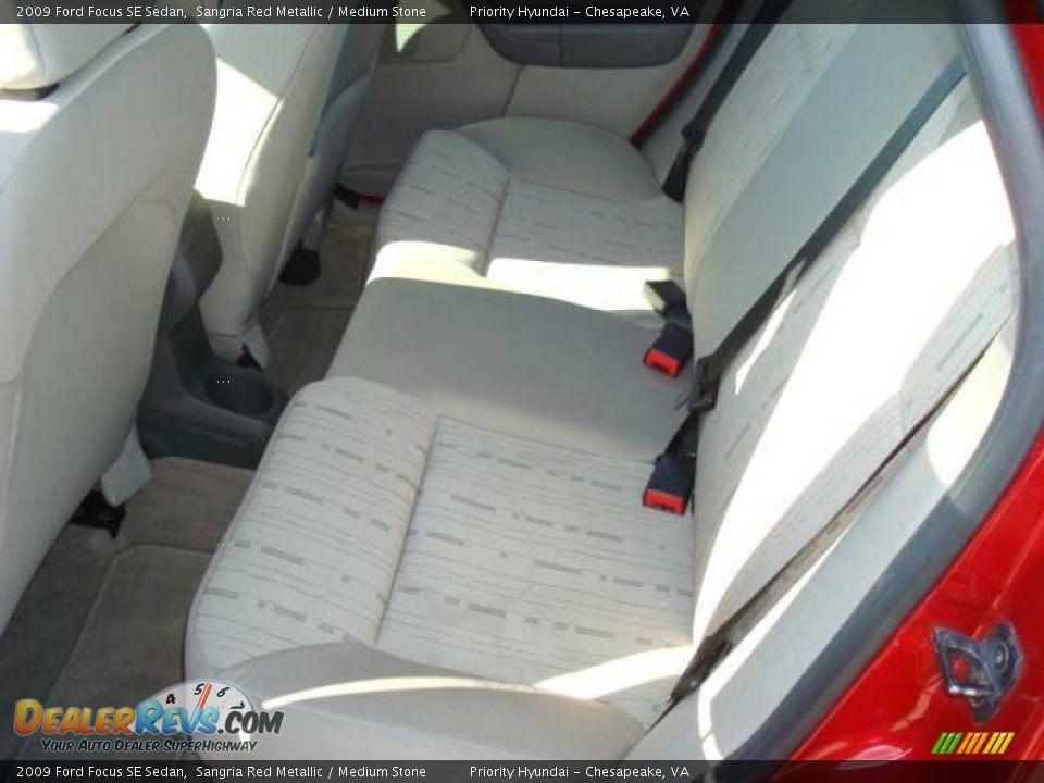 2009 Ford Focus SE Sedan Sangria Red Metallic / Medium Stone Photo #11