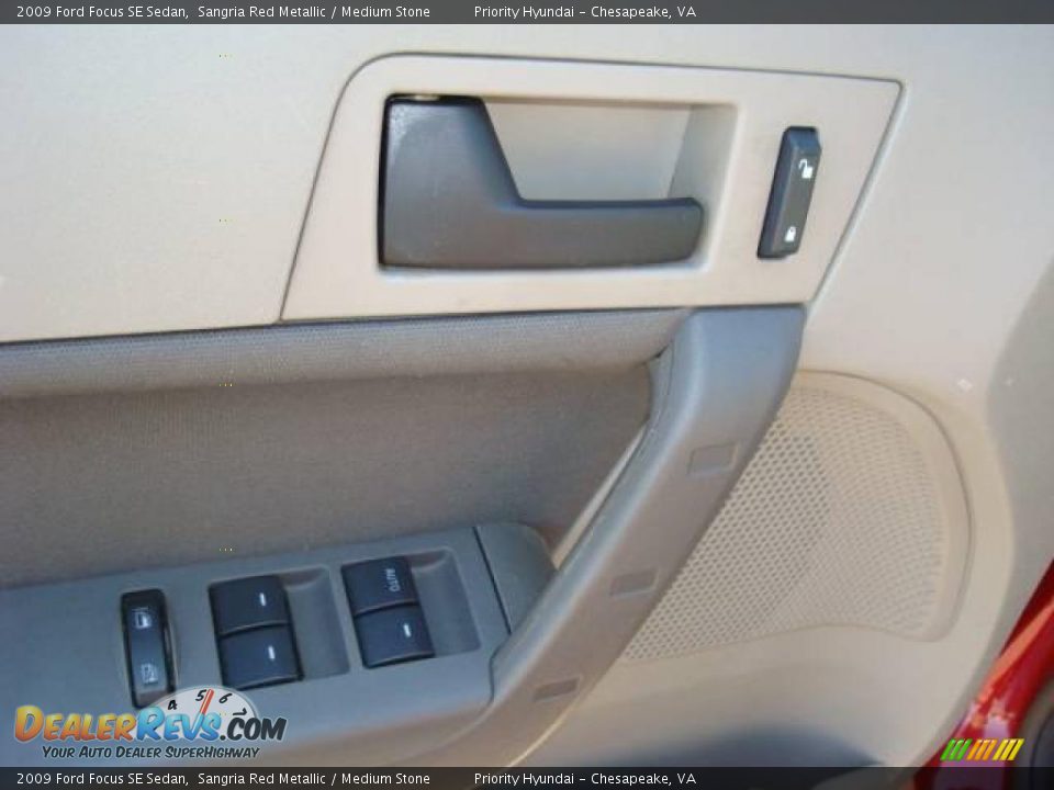 2009 Ford Focus SE Sedan Sangria Red Metallic / Medium Stone Photo #13