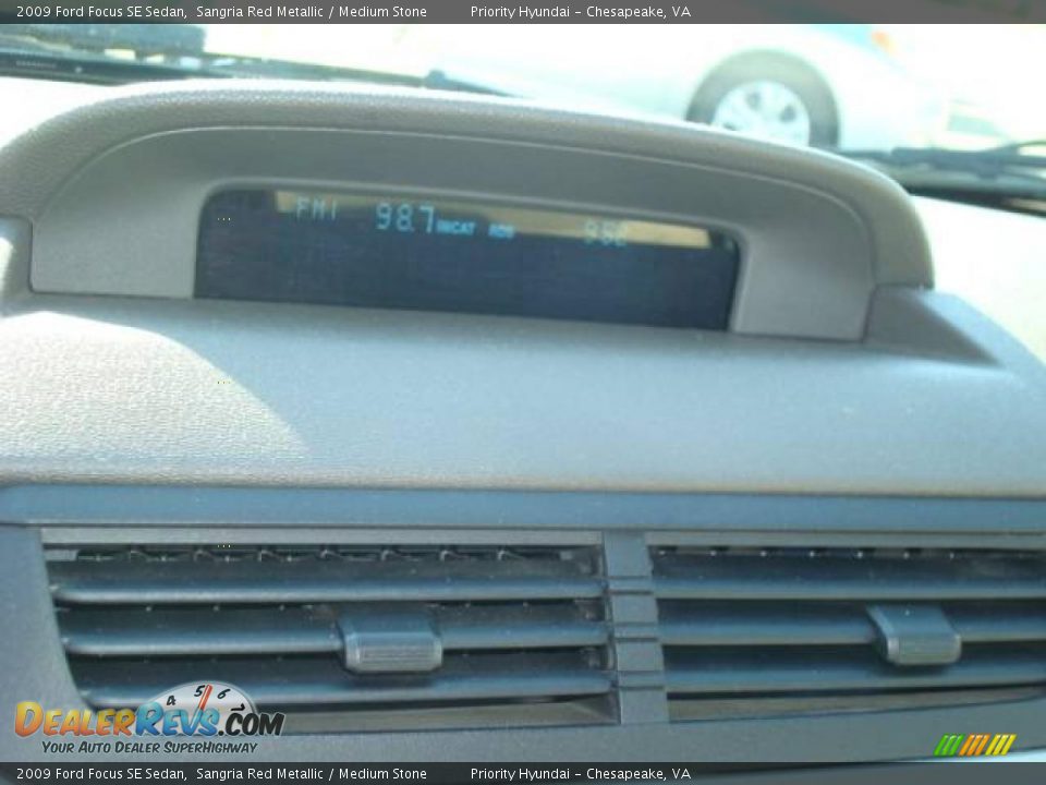 2009 Ford Focus SE Sedan Sangria Red Metallic / Medium Stone Photo #15