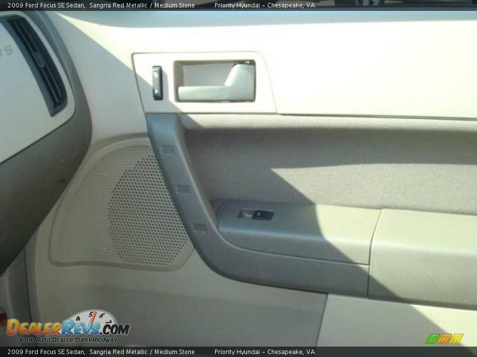 2009 Ford Focus SE Sedan Sangria Red Metallic / Medium Stone Photo #17