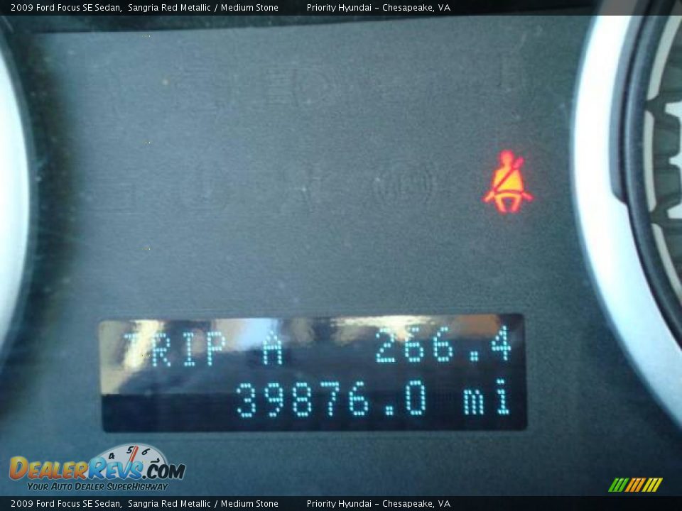 2009 Ford Focus SE Sedan Sangria Red Metallic / Medium Stone Photo #18