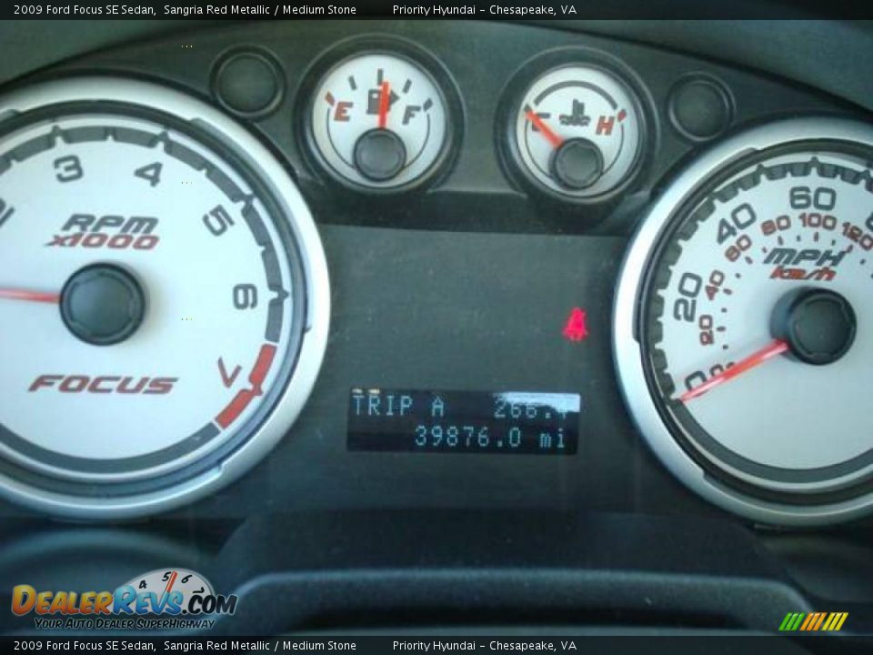 2009 Ford Focus SE Sedan Sangria Red Metallic / Medium Stone Photo #19