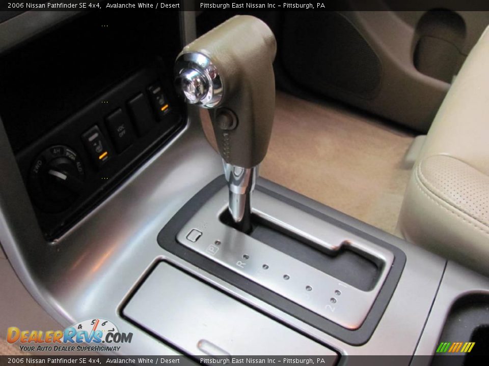 2006 Nissan Pathfinder SE 4x4 Avalanche White / Desert Photo #10